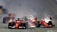 Terjadi benturan keras, dan membuat mereka terhenti sebelum mencapai finis. Foto: Getty Images