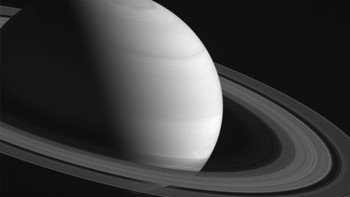 Cassini yang sudah bunuh diri juga sempat mengabadikan cincin Saturnus yang tampak sangat tipis dari sudut pandang kameranya. Foto: NASA/JPL/Space Science Institute