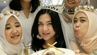 Vicky Shu akan menikah 23 September. Dia mendapat kejutan bridal shower dari teman-temannya. Foto: Instagram caterinovista_drg