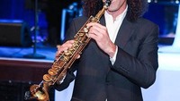 Pemain saxophone, Kenneth Gorelick, alias Kenny G juga mengidap asma akut. Begitu takjubnya dengan pria berusia 60 tahun ini, tidak ada yang menghentikannya, termasuk asma untuk memenuhi mimpinya menjadi pemain saxophone terkenal. Foto: instagram/kennyg