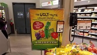 Kalau supermarket ini tetap simpan buah dan sayuran yang tampilannya kurang bagus. Malah dijual dengan harga lebih murah. Cara tepat nih untuk atasi limbah makanan!