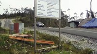 Pembangunan jalan di Provinsi Papua dan Papua Barat, selain untuk membuka daerah terisolasi juga menghubungkan antar kota atau kabupaten. Selain itu, jalan Trans Papua dibangun agar arus distribusi barang kebutuhan masyarakat lebih mudah masuk sehingga harganya tak mahal lagi. (Dok. Kementerian PUPR)