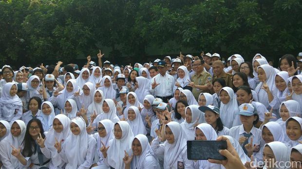 Para siswa SMKN 6 Jakarta berfoto bersama Mendikbud.