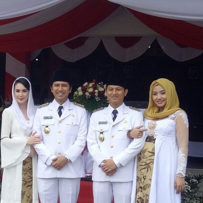 Ini penampilan Arumi Bachsin saat mendampingi sang suami dengan kebaya putih berpotongan lengan terompet. Ia melengkapi busananya dengan kerudung putih dan poni samping sesuai gaya sehari-hari Arumi Bachsin. Foto: Dok. Instagram @arumi_arumi_94