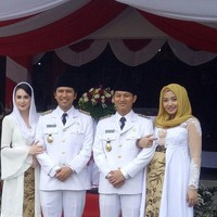 Ini penampilan Arumi Bachsin saat mendampingi sang suami dengan kebaya putih berpotongan lengan terompet. Ia melengkapi busananya dengan kerudung putih dan poni samping sesuai gaya sehari-hari Arumi Bachsin. Foto: Dok. Instagram @arumi_arumi_94