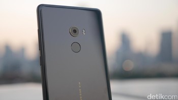 Meski layarnya besar, dimensi ponsel ini diklaim setara dengan ponsel berukuran layar 5,5 inch. Foto: detikINET/Anggoro Suryo Jati