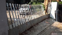 Massa aksi menggeruduk gedung LBH Jakarta sejak pukul 21.30, Minggu (17/9/2017). 