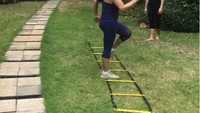 Tidak hanya bergerak dari mengikuti arah agility ladder, gerakan yang dilakukan pun bisa beragam. Misalnya bergerak menyamping. (Foto: instagram/krisdayantilemos) 