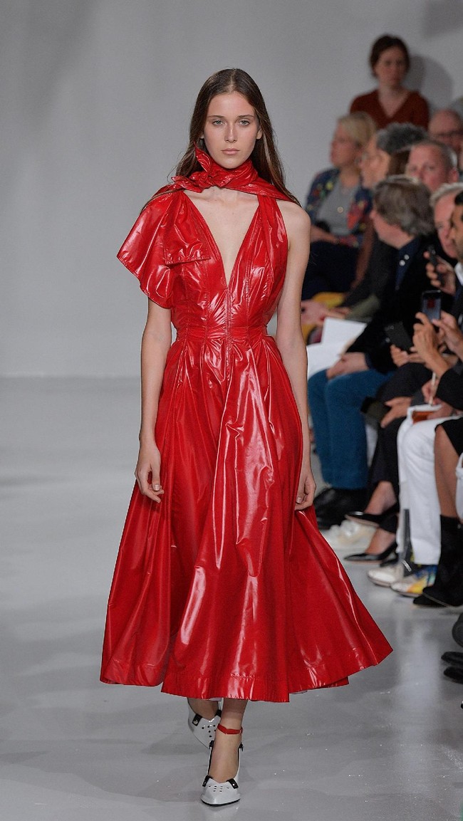 A model walks the runway for Calvin Klein Collection fashion show during New York Fashion Week  on September 7, 2017 in New York City.  (Photo by Slaven Vlasic/Getty Images)