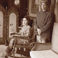 Vicky Shu mengenakan kebaya dan calon suaminya memilih baju lurik serta blangkon untk memperkental nuansa Jawa. Foto prewedding ini juga tak semuanya full warna ada yang menggunakan nuansa sephia. Foto: Dok. Instagram @aldiphoto