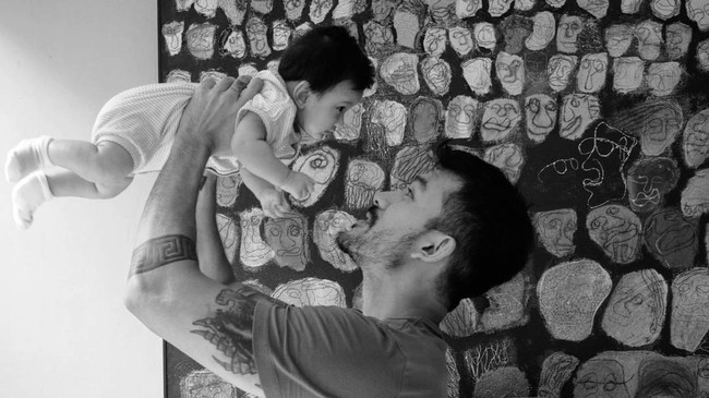 Rio Dewanto rajin mengunggah foto-foto kebersamaannya dengan bayi perempuannya yang menggemaskan, Salma. Foto-foto yang dipamerkan Rio ini membuat banyak netizen wanita baper. Mereka menjuluki Rio sebagai hot daddy. Intip foto Rio yang membuat cewek-cewek jadi gemas. Foto: Dok. Instagram Rio Dewanto