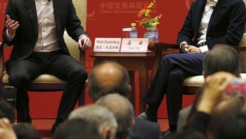 Jack Ma pun jadi terkenal dan kaya raya. Saat ini dia adalah orang terkaya Asia dengan harta diperkirakan USD 39 miliar. Ia pun jadi tokoh penting, terlebih pidatonya selalu inspiratif. Ini saat bersama pendiri Facebook, Mark Zuckerberg. Foto: istimewa