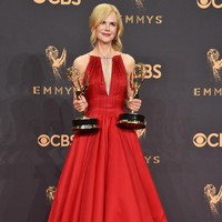 Nicole Kidman mengenakan gaun merah Calvin Klein by Appointment, yang dipercantik akesentuasi beads pada bagian neckline. Ia padukan siluet gaun A-line ala ladylike tersebut bersama stiletto berwarna pink dari Calvin Klein dan perhiasan Harry Winston. Foto: Dok. Getty Images