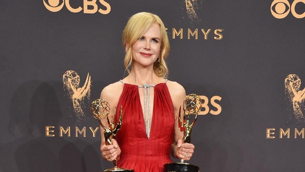 Foto: 10 Gaun Selebriti Paling Memukau di Emmy Awards 2017
