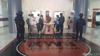 Penyidik KPK dikawal brimob untuk mencari dokumen terkait kasus dugaan korupsi pengadaan barang dan jasa di Pemkot Batu. Foto: M Aminuddin/detikcom