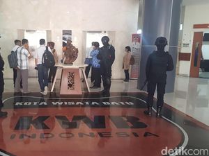 Dikawal Panser Brimob, KPK Geledah Balai Kota Among Tani