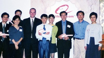 Ternyata Alibaba kemudian sukses dan banyak menarik perhatian investor. Pada Oktober 1999, perusahaan itu sudah memperoleh investasi USD 5 juta dari Goldman Sachs dan USD 20 juta lagi dari Softbank. Alibaba terus berkembang pesat. Tahun 2005, Yahoo memberikan dana USD 1 miliar pada Alibaba dengan imbalan 40% kepemilikan saham. Sejak saat itu, laju Alibaba tak terbendung dan menghantarkan Ma menjadi orang paling berduit di China. Foto: istimewa