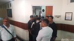 Dikawal Panser Brimob, KPK Geledah Balai Kota Among Tani