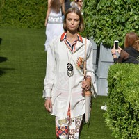 A model walks the runway during the Tory Burch Spring Summer 2018 Fashion Show at Cooper Hewitt, Smithsonian Design Museum on September 8, 2017 in New York City.  (Photo by Slaven Vlasic/Getty Images for Tory Burch)