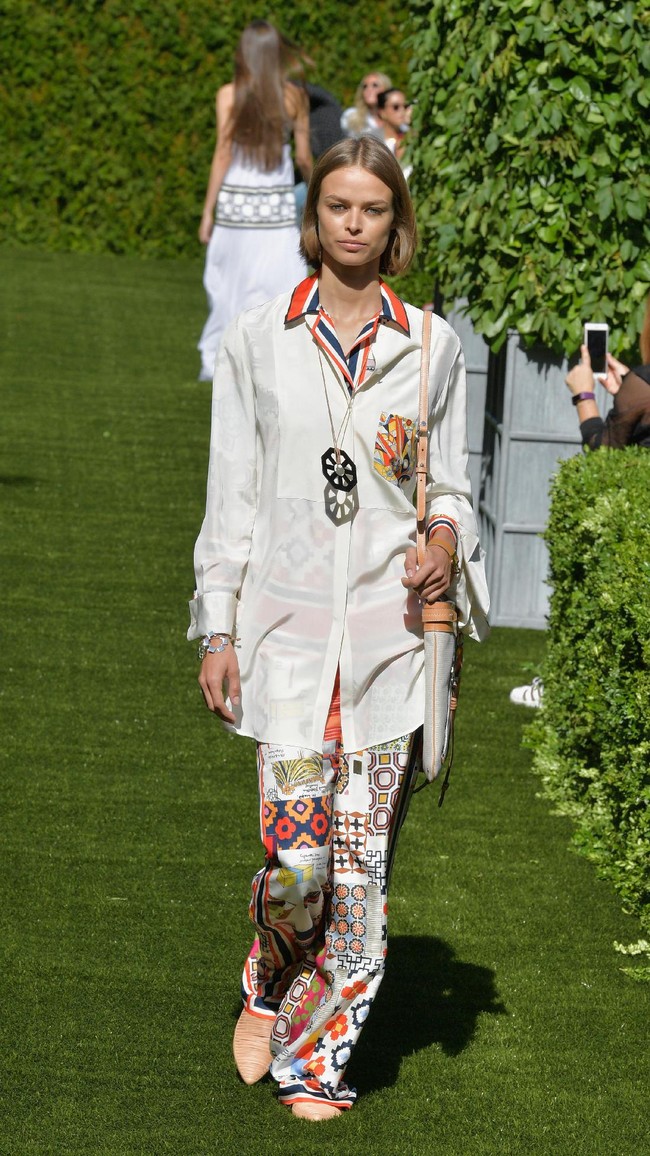 A model walks the runway during the Tory Burch Spring Summer 2018 Fashion Show at Cooper Hewitt, Smithsonian Design Museum on September 8, 2017 in New York City.  (Photo by Slaven Vlasic/Getty Images for Tory Burch)
