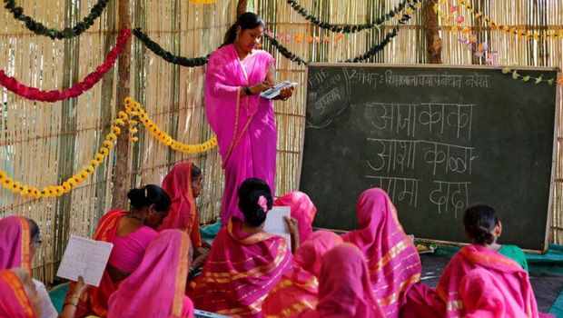 Para nenek yang sedang belajar di kelas