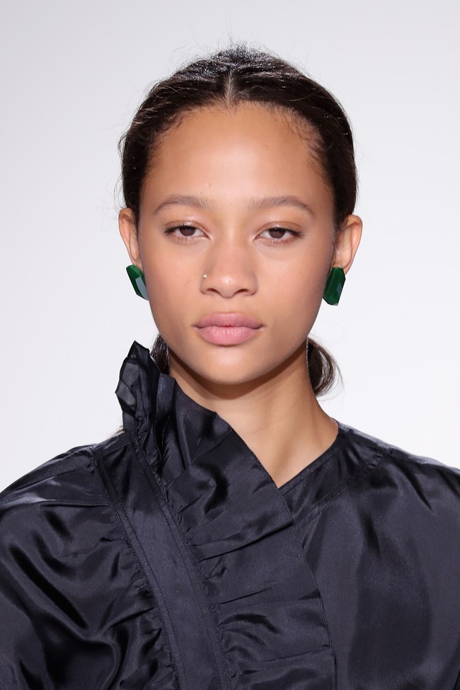 Lipstik super nude dengan efek glossy pun jadi arahan tren kecantikan tahun depan. Bahkan pada show Victoria Beckham, bibir para model terlihat seperti hanya dipulas lip gloss bening. Tampilan ini juga terlihat di show Vivienne Tam, Phillip Plein, Coach, dan Zimmermann. Foto: Getty Images