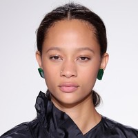 Lipstik super nude dengan efek glossy pun jadi arahan tren kecantikan tahun depan. Bahkan pada show Victoria Beckham, bibir para model terlihat seperti hanya dipulas lip gloss bening. Tampilan ini juga terlihat di show Vivienne Tam, Phillip Plein, Coach, dan Zimmermann. Foto: Getty Images