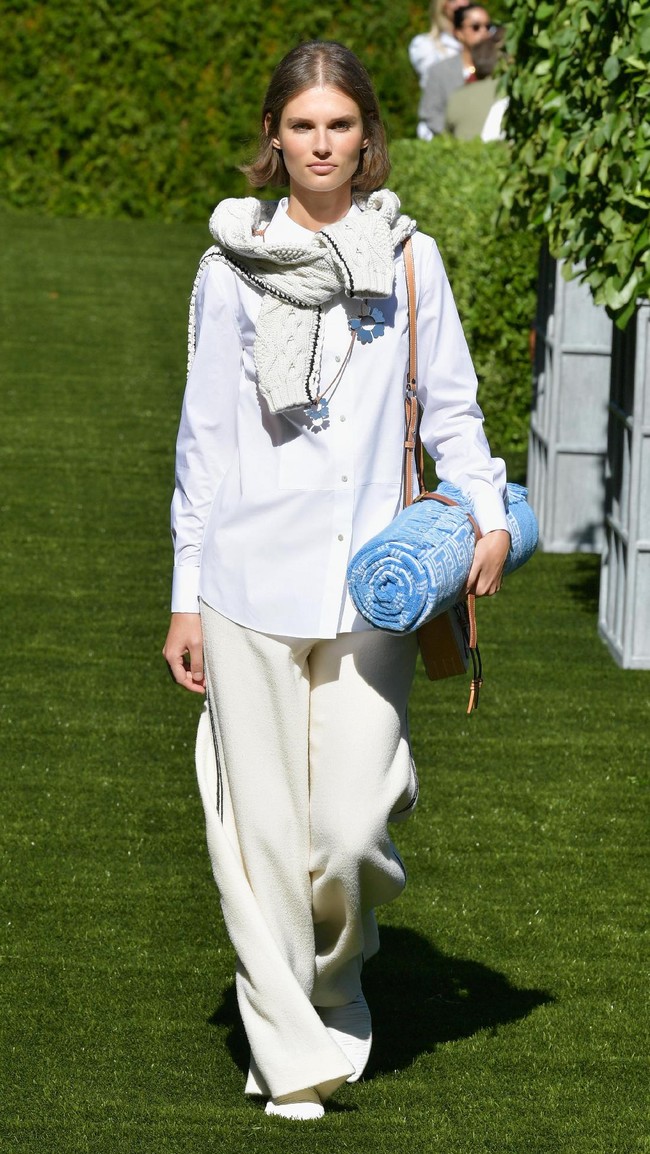 A model walks the runway during the Tory Burch Spring Summer 2018 Fashion Show at Cooper Hewitt, Smithsonian Design Museum on September 8, 2017 in New York City.  (Photo by Slaven Vlasic/Getty Images for Tory Burch)
