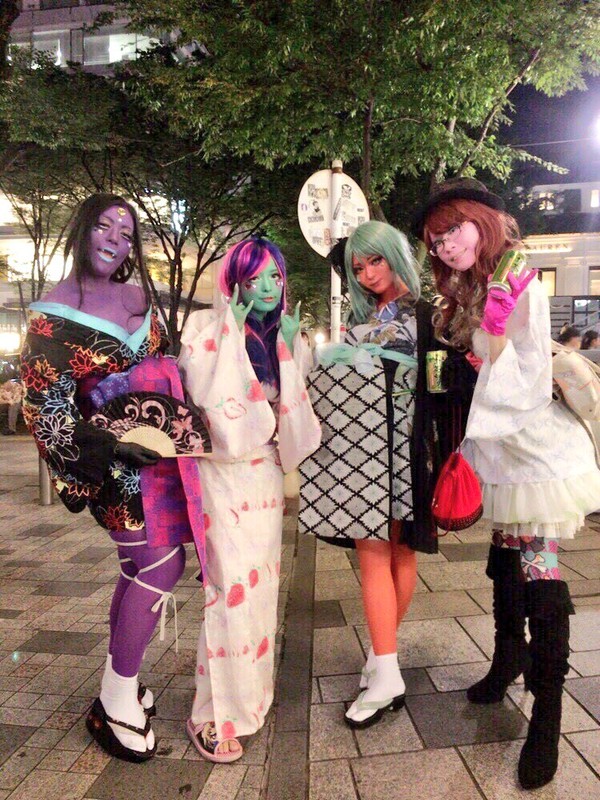 Foto Tren Gadis Warnawarni di Jepang