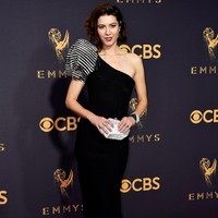 Gaun one shoulder bergaya klasik dari Armani menjadi pilihan aktris bernama Mary Elizabeth Winstead. Penampilannya dihiasi kilauan clutch Atelier Swarovski. Foto: Dok. Getty Images