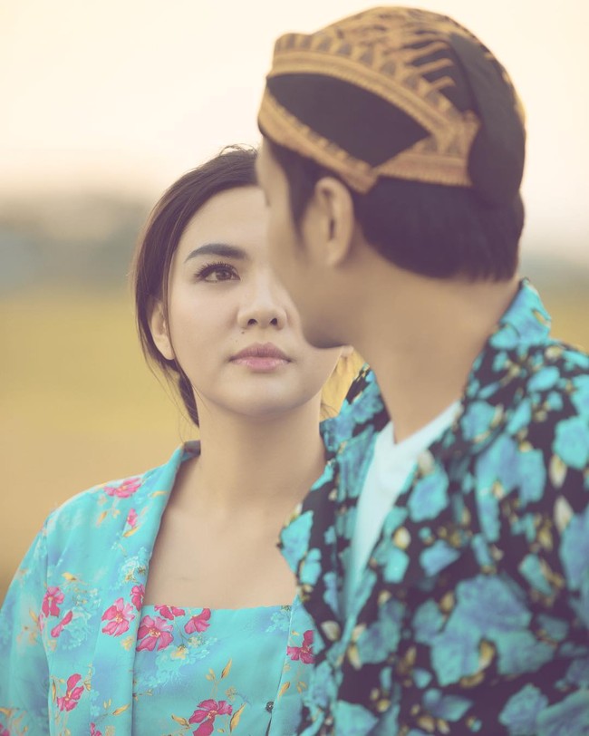 Selain lurik, Vicky Shu memilih kebaya dengan motif bunga-bunga untuk memberikan kesan vintage saat foto prewedding. Foto: Dok. Instagram @aldiphoto