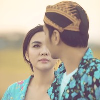 Selain lurik, Vicky Shu memilih kebaya dengan motif bunga-bunga untuk memberikan kesan vintage saat foto prewedding. Foto: Dok. Instagram @aldiphoto