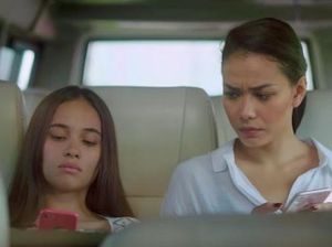 Vlog Susah Sinyal: Mobil Adinia Wirasti Terperangkap di Pasir
