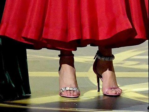 Uniknya Gaya Selena Gomez, Pakai Sepatu Beda Kanan dan Kiri