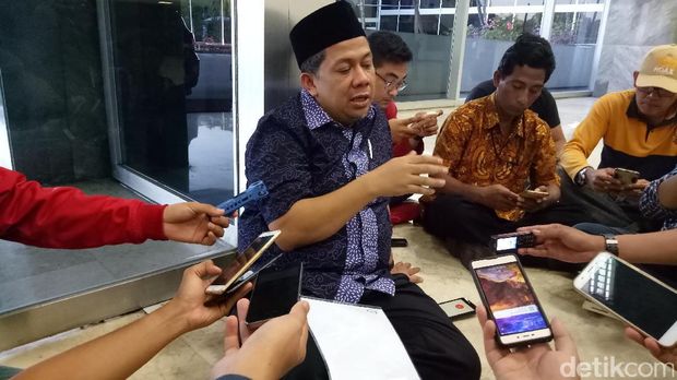 Fahri Hamzah duduk santai menjawab pertanyaan wartawan tentang Rohingya