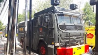 Selain personel Brimob, kendaraan taktis juga disiagakan.