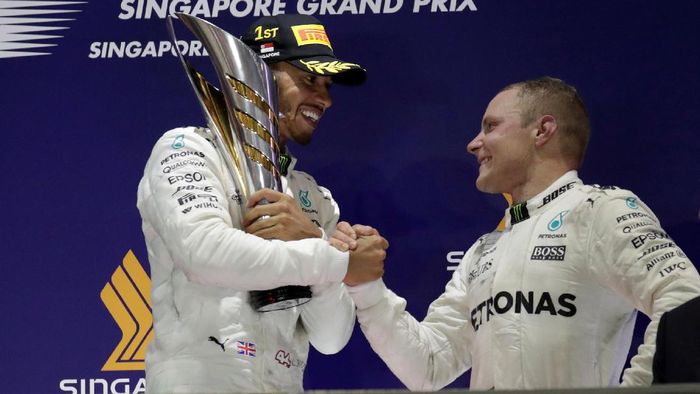 Lewis Hamilton dan Valtteri Bottas di podium GP Singapura (Jeremy Lee/Reuters) Lewis Hamilton dan Valtteri Bottas di podium GP Singapura (Jeremy Lee/Reuters)