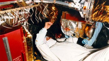 Satelit dengan nama lengkap Cassini-Huygens mengemban tugas untuk mempelajari saturnus dan satelit alaminya. Wahana ini dibuat oleh NASA, ESA, dan ASI. Foto: NASA/JPL/Space Science Institute