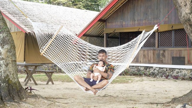 Rio Dewanto tengah berlibur bersama Salma dan Atiqah di kawasan Anyer, Jawa Barat. Rio tampak mengajak putrinya bersantai menikmati semilir angin pantai. Foto: Dok. Instagram Rio Dewanto