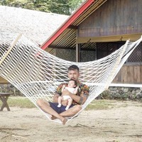 Rio Dewanto tengah berlibur bersama Salma dan Atiqah di kawasan Anyer, Jawa Barat. Rio tampak mengajak putrinya bersantai menikmati semilir angin pantai. Foto: Dok. Instagram Rio Dewanto