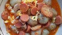 Seblak plus cilok? Rasanya makin komplet apalagi dipadukan sosis, telur dan mie atau pasta.Pilih level pedas yang sesuai selera.Foto: Istimewa