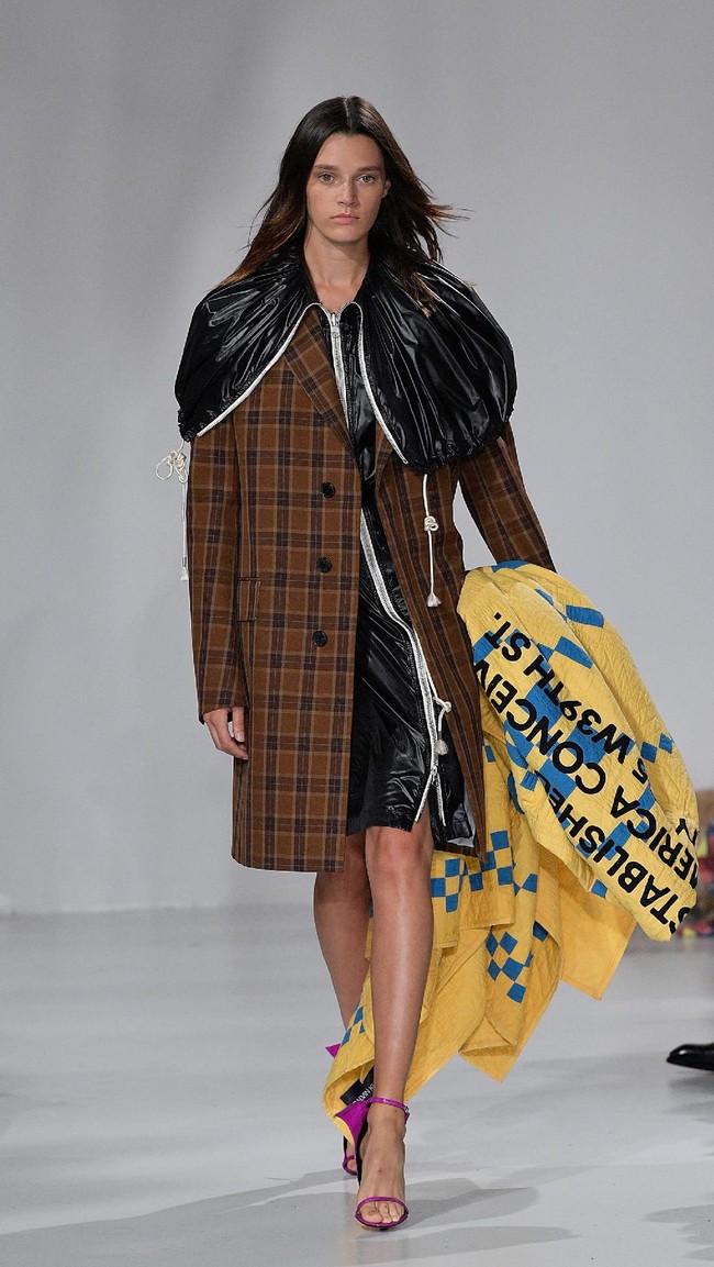 A model walks the runway for Calvin Klein Collection fashion show during New York Fashion Week  on September 7, 2017 in New York City.  (Photo by Slaven Vlasic/Getty Images)