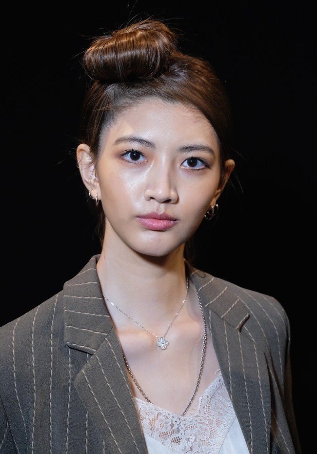 Sanggul klasik di bagian depan dikreasikan hairstylist Justine Marjan pada fashion show Cushnie et Ochs. Tren ini bisa sebut, classic with a twist. Foto: Getty Images
