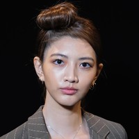 Sanggul klasik di bagian depan dikreasikan hairstylist Justine Marjan pada fashion show Cushnie et Ochs. Tren ini bisa sebut, classic with a twist. Foto: Getty Images