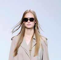 Rambut panjang lurus juga terlihat di show Michael Kors. Rambut para model ditata lurus, sleek, dan panjang hingga sepinggang. Tren ini juga telah diadaptasi Kim Kardashian yang membawa kembali gaya rambut panjang Cher di era 90-an. Foto: Getty Images