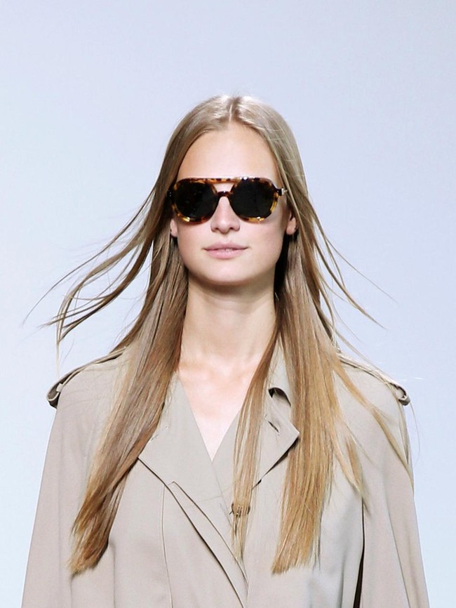 Rambut panjang lurus juga terlihat di show Michael Kors. Rambut para model ditata lurus, sleek, dan panjang hingga sepinggang. Tren ini juga telah diadaptasi Kim Kardashian yang membawa kembali gaya rambut panjang Cher di era 90-an. Foto: Getty Images