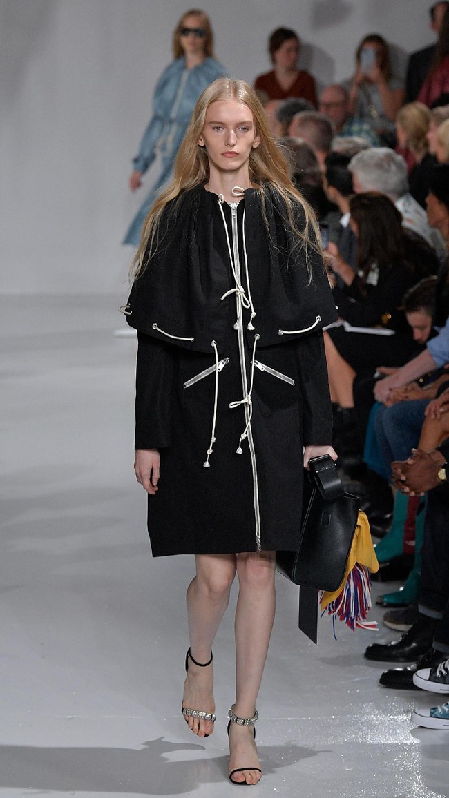 A model walks the runway for Calvin Klein Collection fashion show during New York Fashion Week  on September 7, 2017 in New York City.  (Photo by Slaven Vlasic/Getty Images)