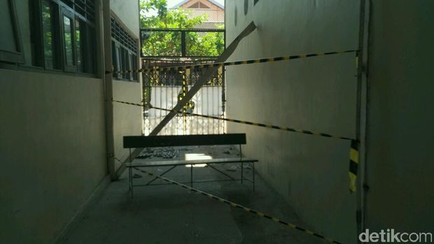 Lokasi jatuhnya Eko dipasangi garis polisi.