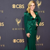 Gaun hijau Samantha Bee memiliki warna yang cantik nan glamour. Gaun ini pula dapat menjadi contoh bila fitting adalah keharusan sebelum datang ke karpet merah. Salah ukuran, gaun bisa kelihatan jelas kebesaran seperti satu ini. Foto: Dok. Getty Images