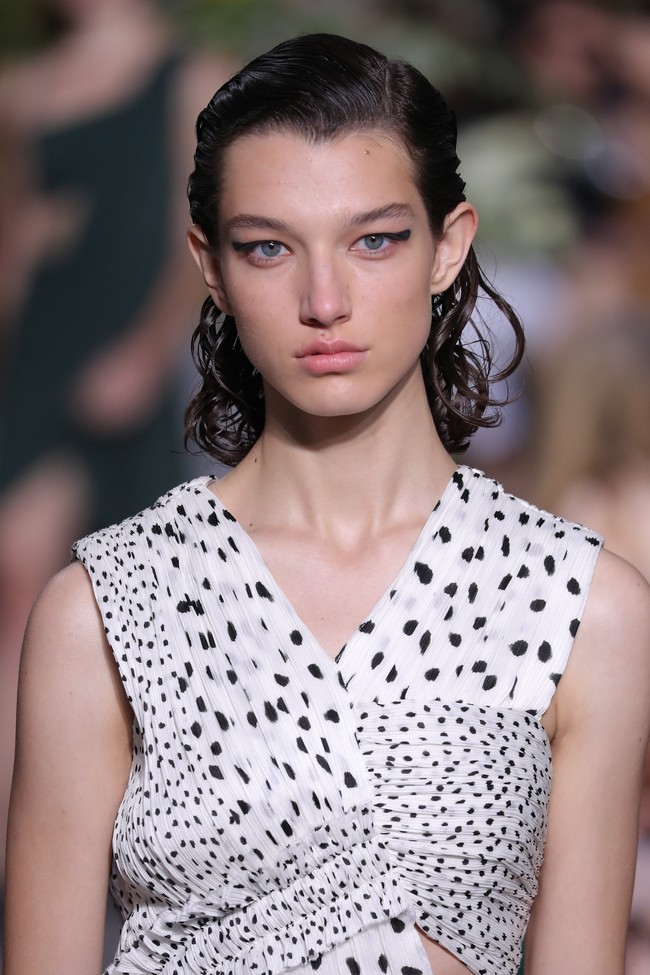 Winged eyeliner banyak bermunculan selama sepekan perhelatan New York Fashion Week Spring 2018. Eyeliner hanya diterapkan di ujung mata dengan presisi yang tebal. Foto: Getty Images